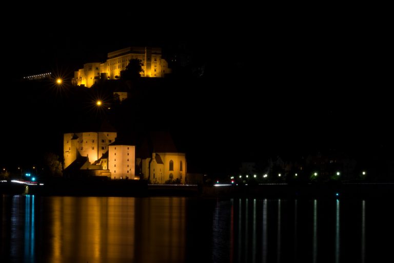 Oberhaus und Unterhaus bei Nacht in Passau