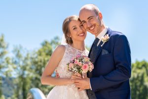 Hochzeitsfotos im weißen Brautkleid im Sommer