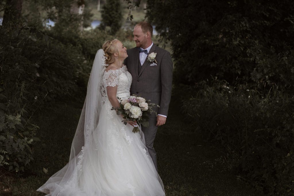 Fotograferar bröllop i Åmål och Dalslnad