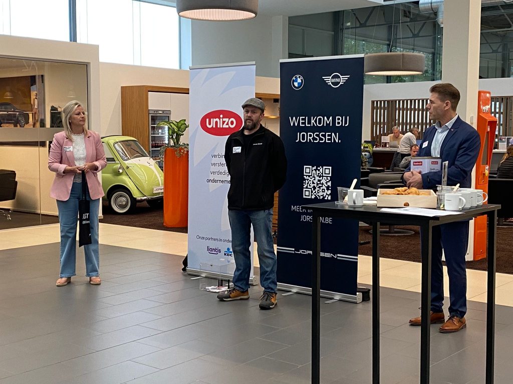 Fotografie Schnabel pitched zijn bedrijf tijdens het netwerkevent van  Open Coffee Aartselaar bij BMW Jorssen