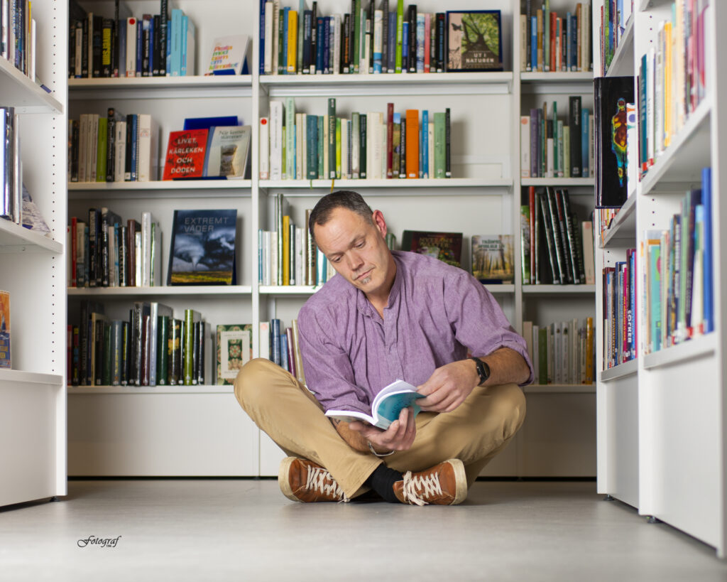 Fotograf Tina fotograferar på Laholms stadsbibliotek