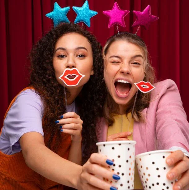 Bilde: Gjester med rekvisitter i photobooth