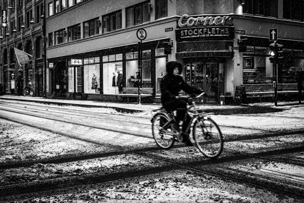 Kamikaze pilot på sykkel uten vinterdekk ute på tur i Oslo´s gater.