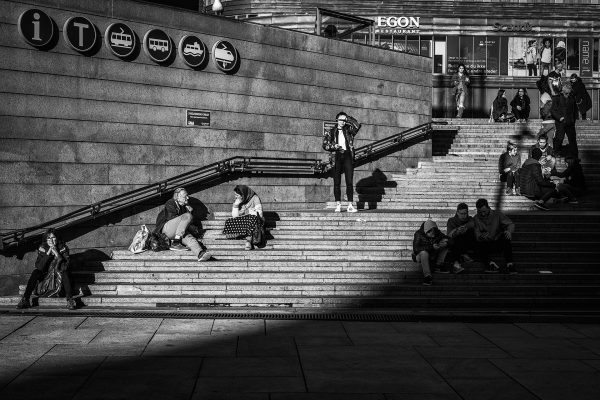Den ikoniske trappen ved Jernbanetorget i Oslo er alltid et populært tilfluktsted så snart solen titter frem og varmegradene drister seg over 10 celcius.