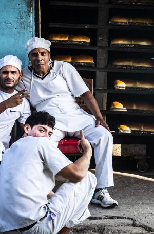 Bakerigutta tar seg en velfortjent pause fra brødbakingen. Fra Havana, Cuba.