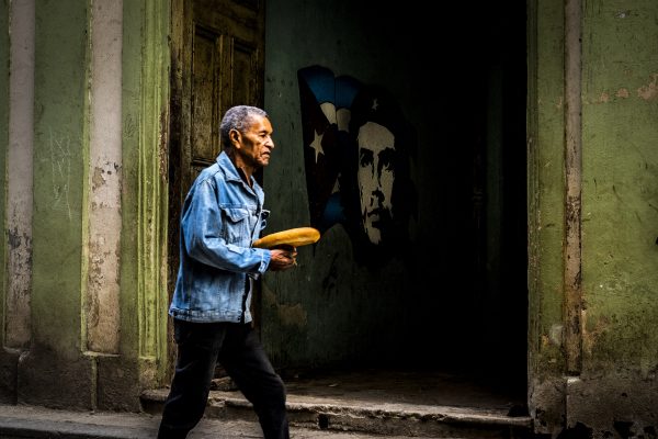 Tidlig morgen i gamlebyen i Havana, Cuba. En mann er på vei hjem med brød til familien.
