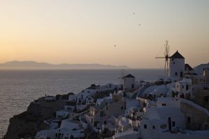 En av verdens fremste steder for å bevitne en magisk solnedgang, Óìa på Santorini i Hellas. Her samles hundrevis av mennesker hver eneste kveld og seansen avsluttes med unison applaus i det solen går ned i havet.