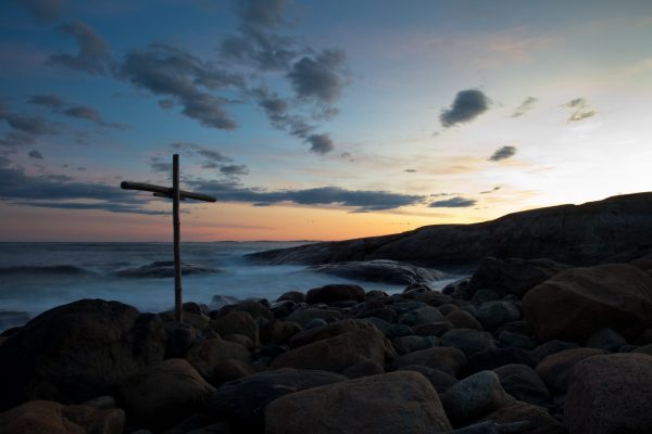 Et trekors i fjæra på Hvaler mot en nydelig solnedgang. Motivet er hentet fra en kveldstur på Herfør, en av de ytterste Hvalerøyene.