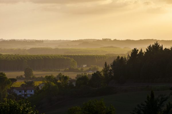 Fantastisk lys over et dalføre i Toscana, en varm julikveld.