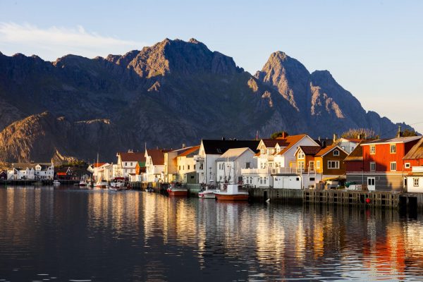 Lun, fin og varm august ettermiddag i Henningsvær.