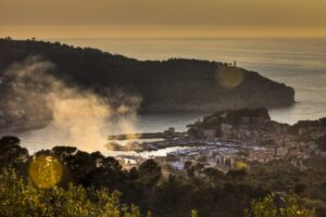 Nydelig lys og dagens siste sol-strimer over Port de Soller på Mallorca.