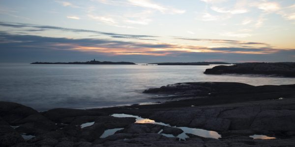 Nydelig kveld ved kysten og en himmel som speiler seg i pyttene. Bildet er tatt på Hvaler, nærmere bestemt på Herføl.