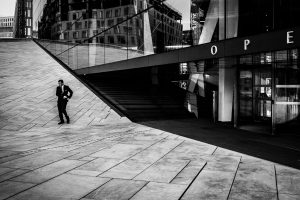 Stilig herremann utenfor operaen i Oslo, nesten litt Bond-aktig og derav tittelen på bildet.