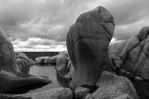 Eldgamle stenformasjoner på Hvaler – formet av tidens tann gjennom både istid og hardt vær. Motivet er hentet fra Herføl, en av de ytterste øyene på Hvaler og her finner du mange små og store jettegryter, som det kalles.