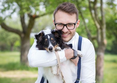 Braeutigam-mit-Hund-Mann-Hochzeit-Sheltie