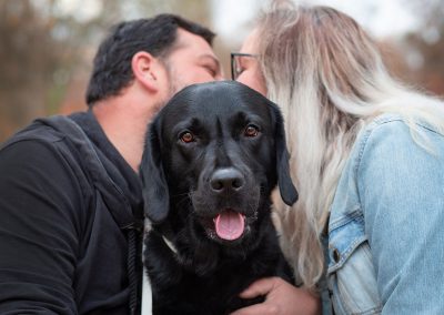 Paar-mit-Hund-Labrador-Fotoshooting