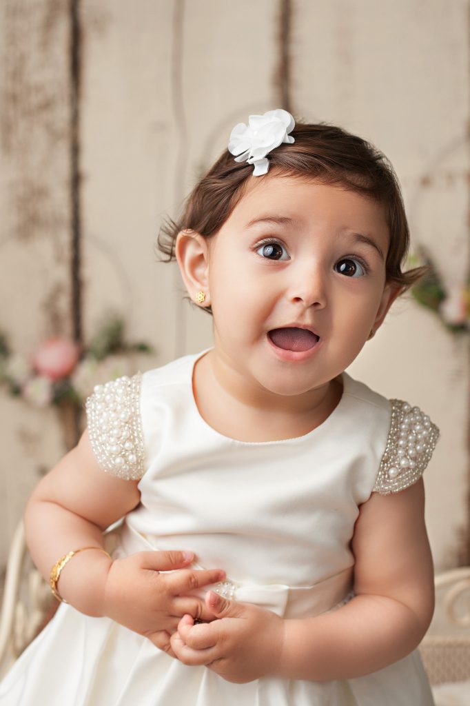 Geburtstags-Fotoshooting Baby Mädchen Portrait in weiß
