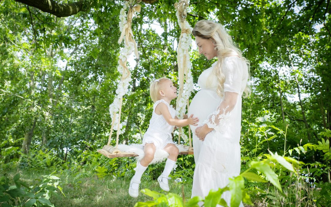 Zwangerschapsfotografie in Den Bosch - Fotostudio Difa - Moeder en dochter bij schommel in de natuur"