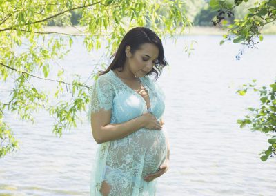 Zwangerschapsfotografie Den Bosch Blauwe jurk bij een meer