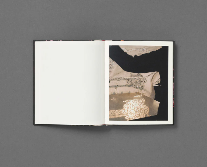 Pia Riverola 写真集『Dias』 Días' by Pia Riverola captures a world of many wonders