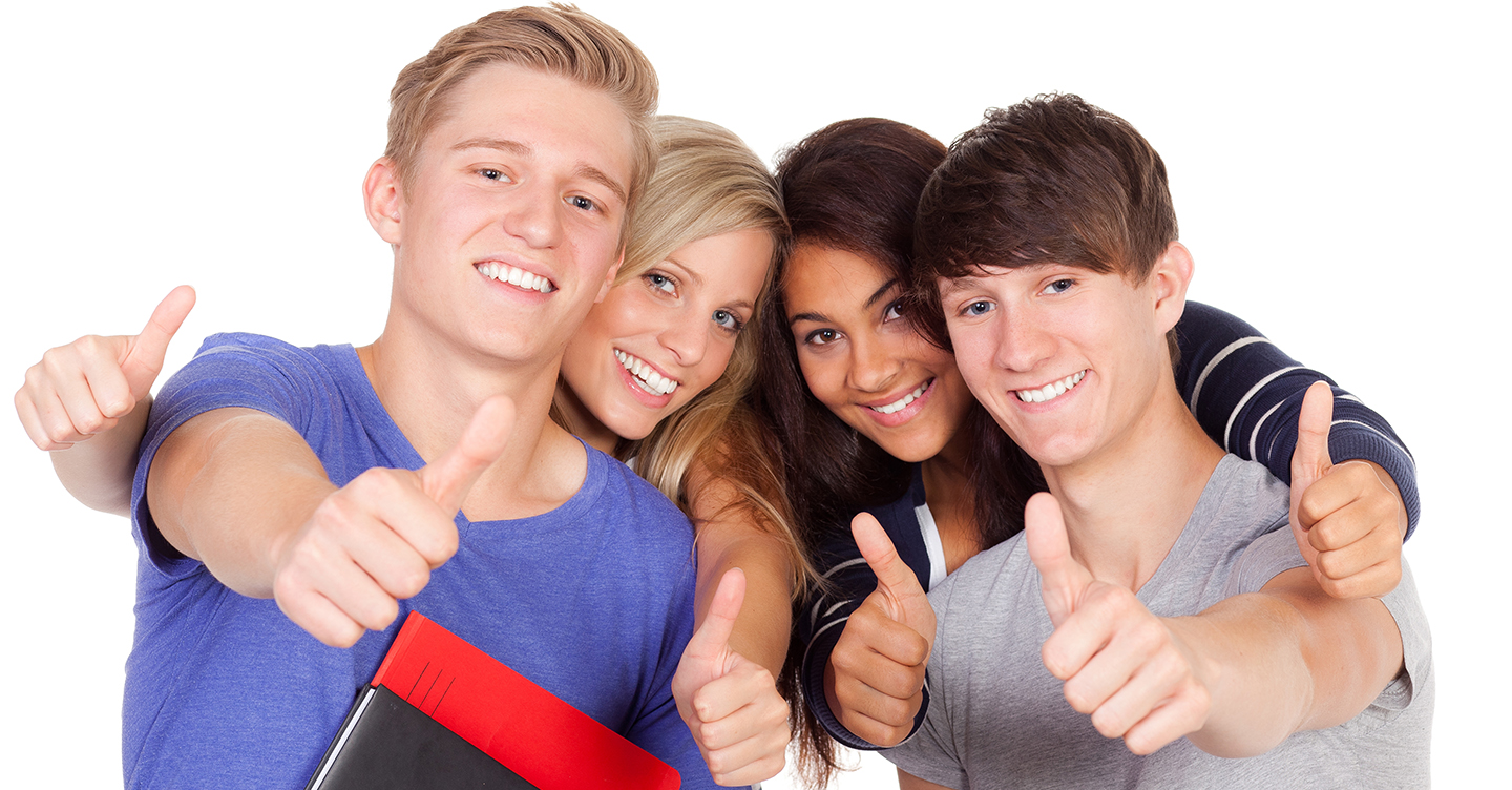 erfolgreiche schüler zeigen daumen hoch