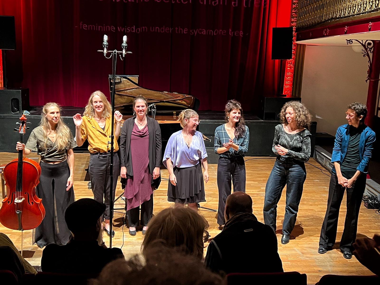 Eugénie Defraigne, Léna Kollmeier, Frauke Elsen, Lydie Thonnard, Fanny Libert, Judith Adler de Oliveira en Annelies Van Parys op Festival LOOP 13.