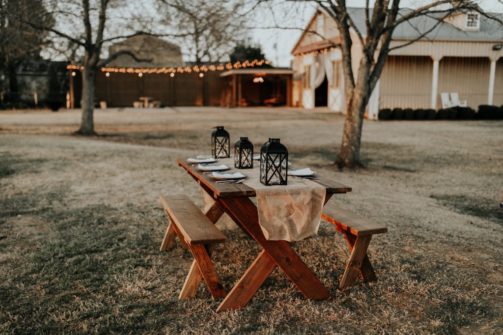 table en bois extérieure photographie de mariage
