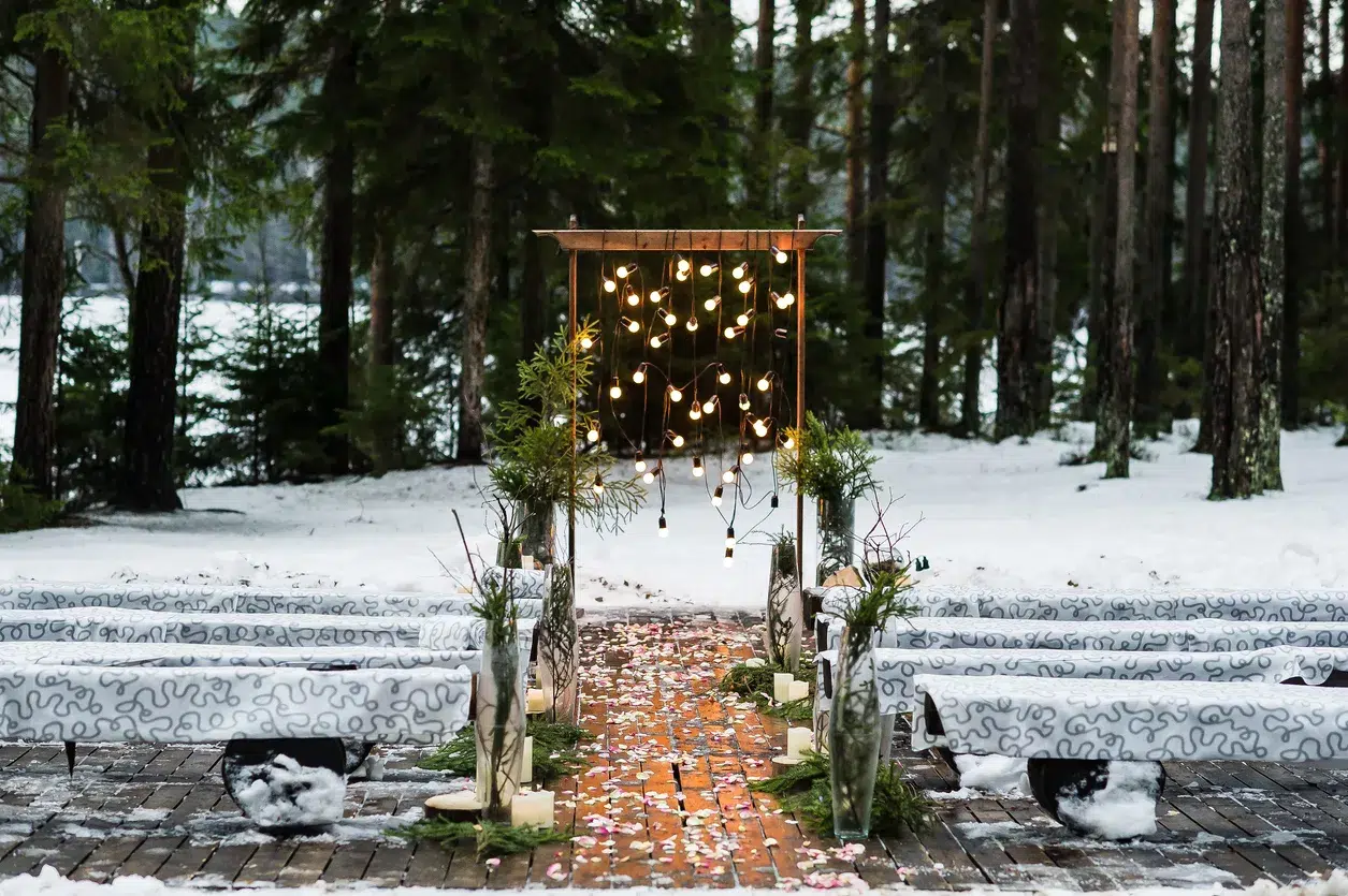 Arche de mariage décorée avec de vieilles ampoules, hiver