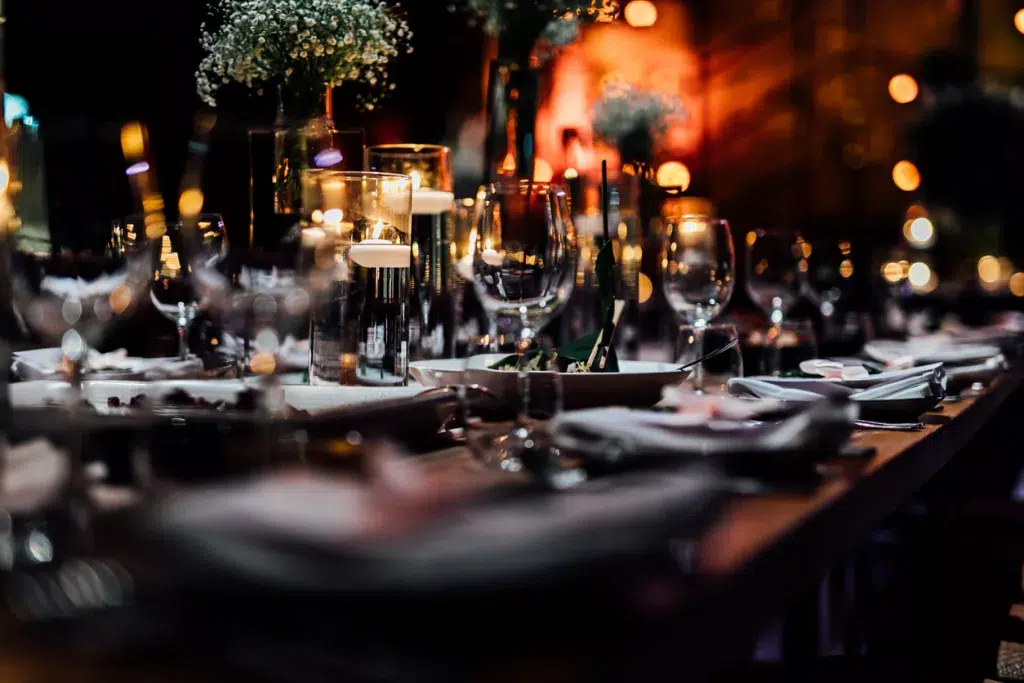 Photo d'une table dressée avec Verre à vin et verre à champagne dans les mariages et événements de luxe.