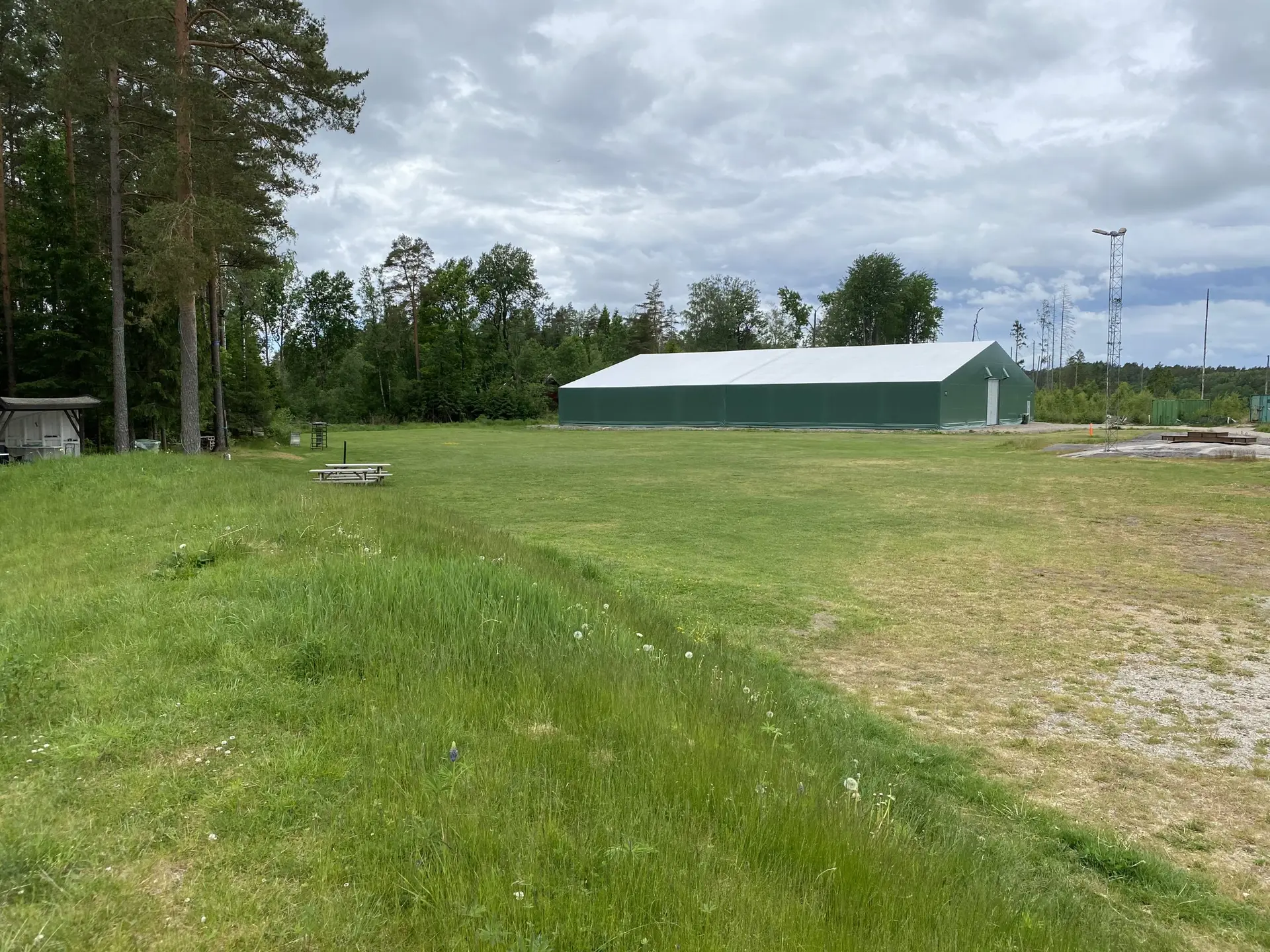 Uteområde og hallen til Fredrikstad omegn brukshundklubb sommertid.