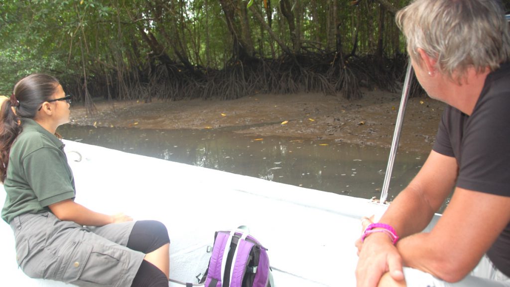 Mangrove båttur, Vår guide i båten