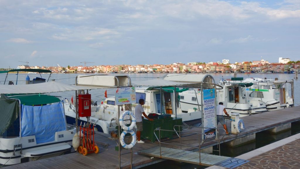 Husbåtar för uthyrning i Chioggia i Italien