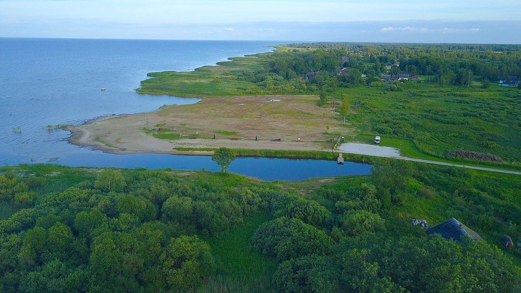 Fricamping vid sjön Peipus i Estland