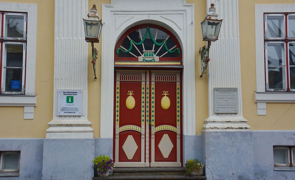 Vacker dörr till turistinformationen i rådhuset i Pärnu i Estland