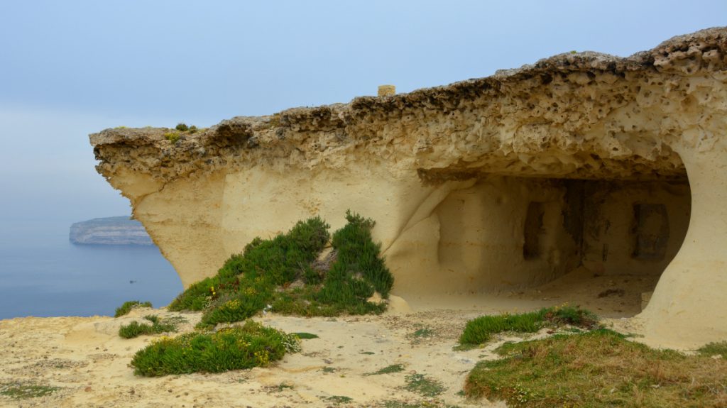 Att göra på Gozo är tex att se en grotta när man cyklar