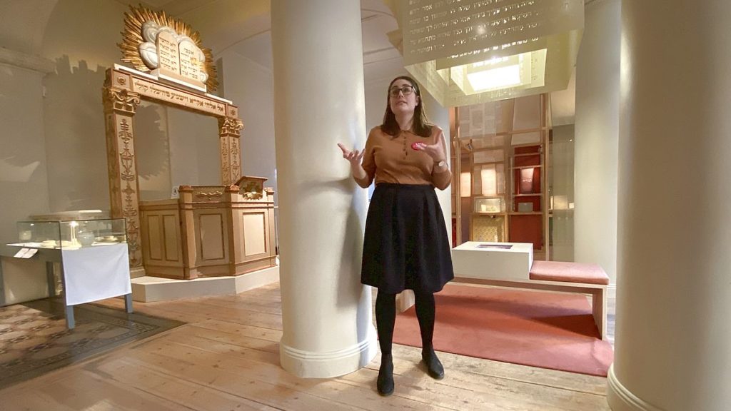 Guidad visning på judiska museet i Stockholms äldsta synagoga