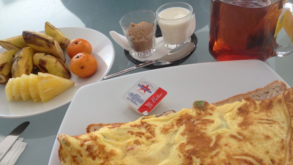 Frukost med omelett och frukt på hotell i Malaysia