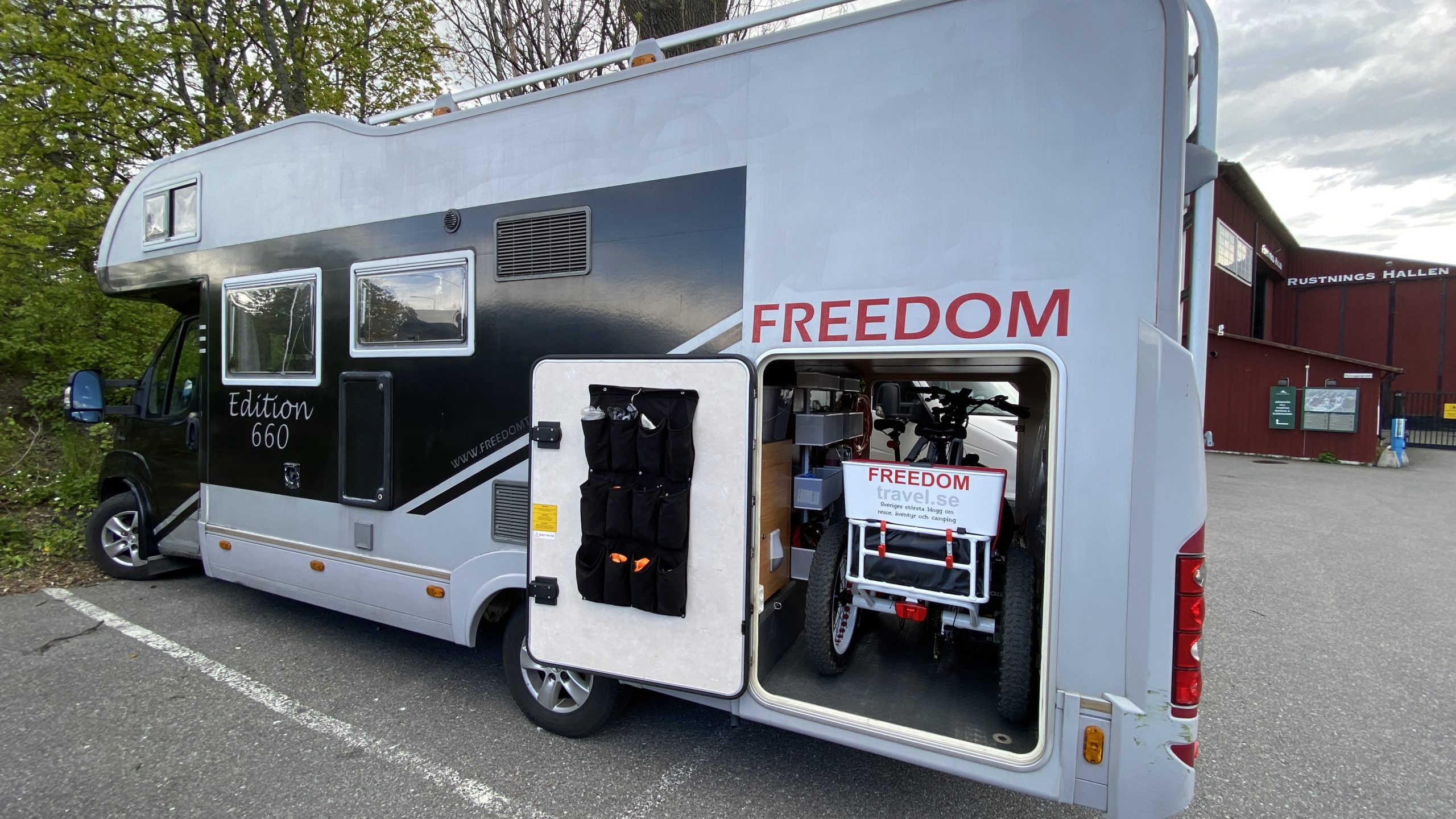Ny inredning i husbilens garage - och plats för elcyklar | FREEDOMtravel