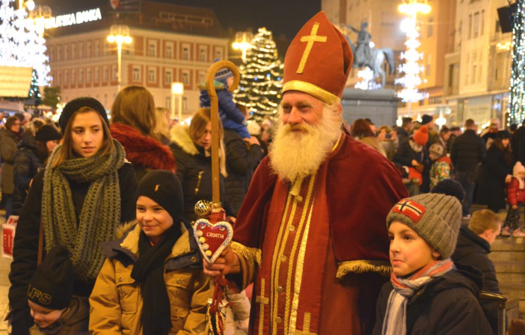 En kroatisk tomte (eller biskop kanske?) låter sig fotograferas med barnen