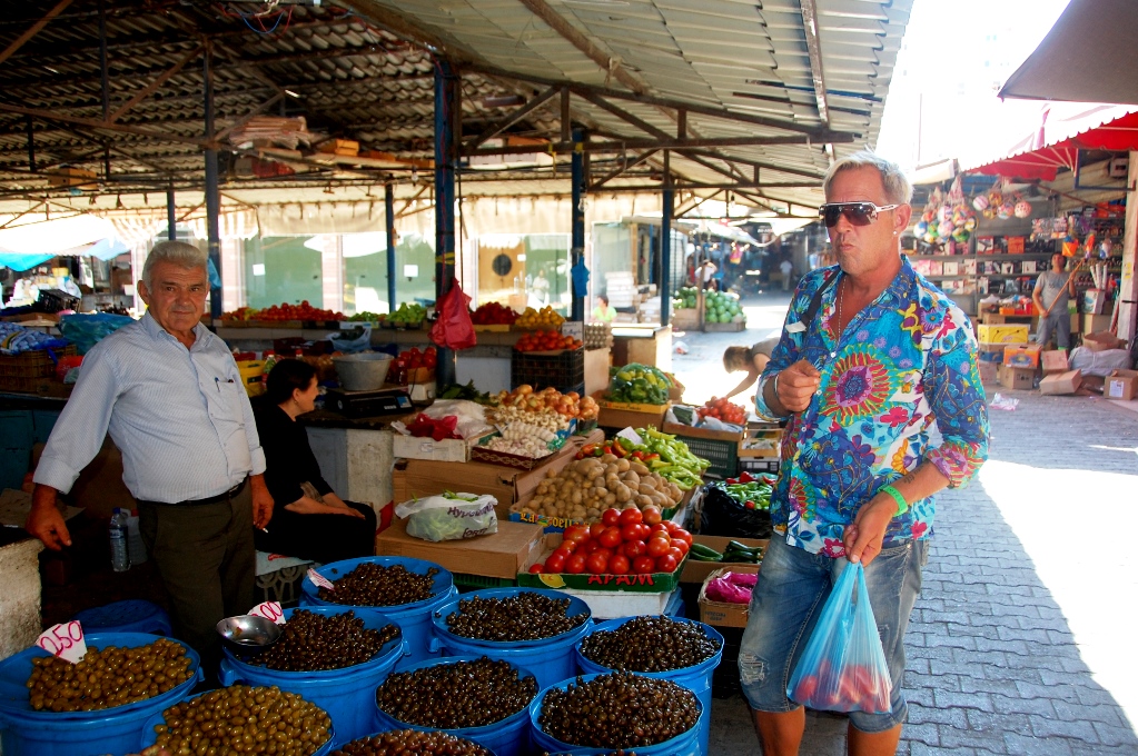 Peter provar oliver på marknaden i Elbasan