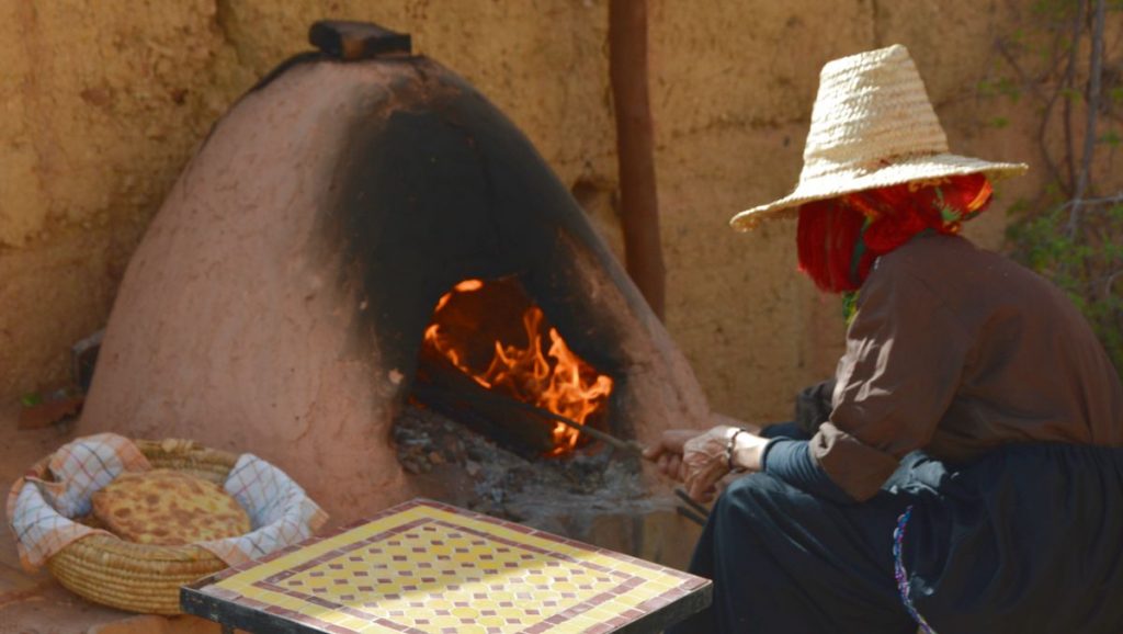 Bröd göra på traditionellt sätt i Atlas kasbah