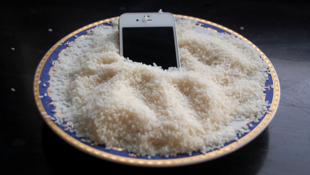 Att tappa mobiltelefonen i vattnet är inte bra - risbad är förhoppningsvis bättre