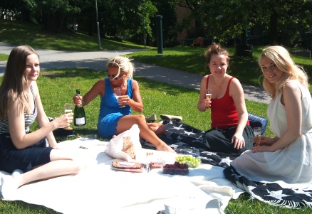 Möhippa: Spa på förmiddagen på Dagspa Västermalm, picknick i en park i solen och middag på Mongolian barbeque (Alexandra till höger)