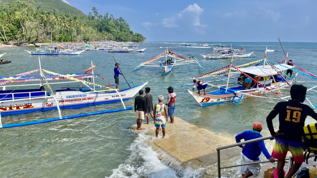 Filippinska båtar i Sabang på Palawan