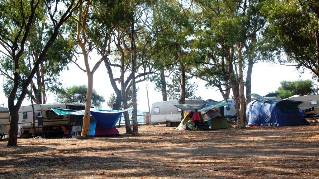 De flesta på camping Drepanos campar med husvagn eller tält