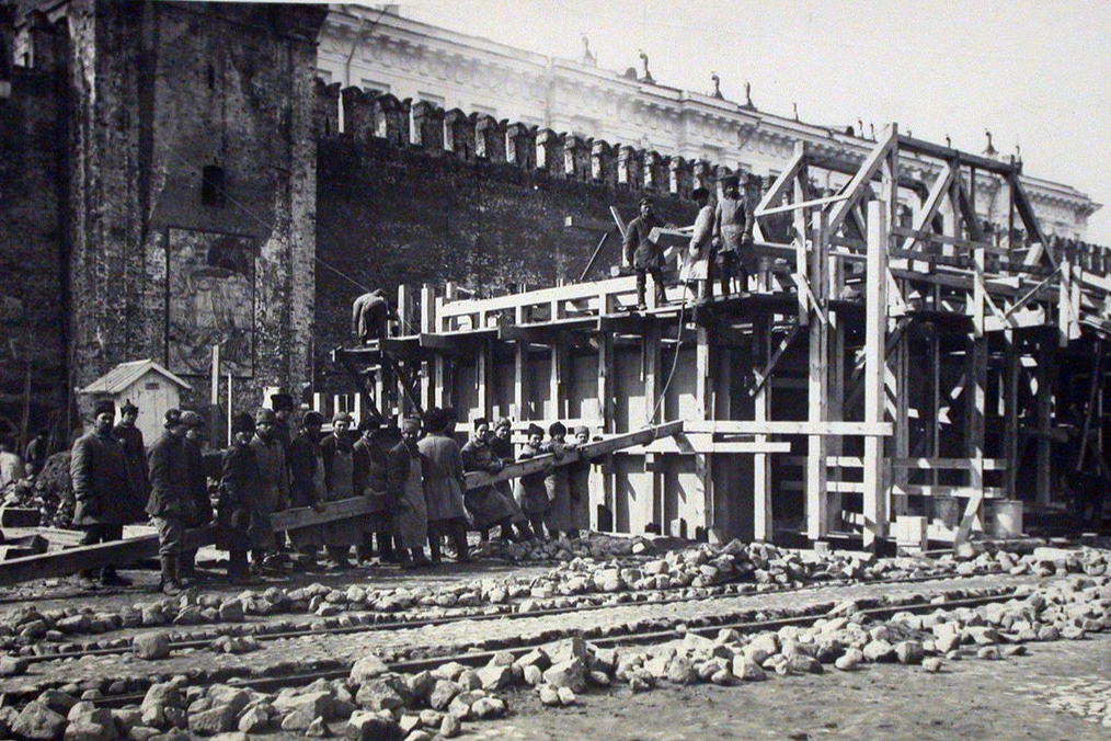 Stavba druhého dřevěného mauzolea, 1924 Foto: pastvu.com/p/94640