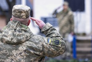 Ukrajinský voják salutuje během výcviku ve Spojeném království, Ministerstvo obrany Spojeného království Ukrajinský voják salutuje během výcviku ve Spojeném království, Ministerstvo obrany Spojeného království