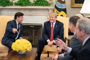 Donald Trump a Mike Johnson, Kancelář Mika Johnsona Donald Trump a Mike Johnson, Kancelář Mika Johnsona