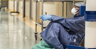 Annalisa Silvestri del Hospital San Salvatore en Pésaro Italia al final de su turno durante la pandemia de COVID 19 el 19 de marzo de 2020 by Alberto Giuliani e1597769798626