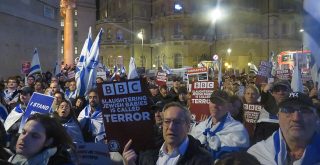 Protest před BBC po masakru na jihu Izraele 7. října a odmítnutí BBC označit Hammas za teroristickou organizaci, Nizzan Cohen
